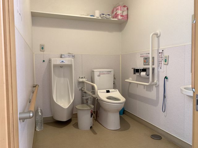 ゆとりあるトイレ トイレ 手すりが充実したトイレで、安心して使用できます。安全に配慮された設計です。