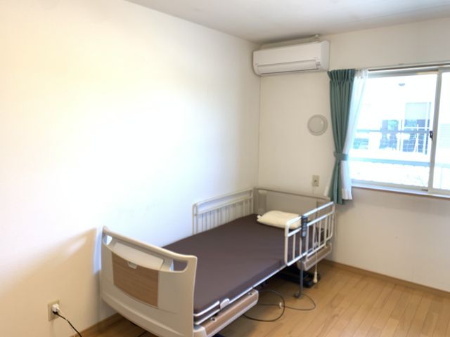 窓際の明るい居室 居室 明るい日差しが差し込む居室です。居心地が良く、リラックスして過ごせます。
