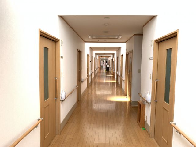 明るい廊下 廊下 自然光が差し込む明るい廊下です。清潔感があり、移動しやすい設計です。