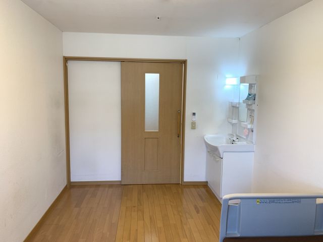 シンプルな居室空間 居室 明るい木の床材とシンプルな洗面台が特徴の居心地良い居室です。