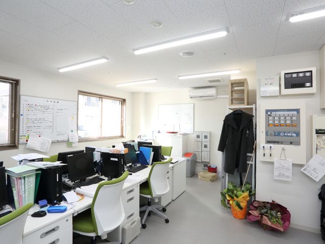 スタッフルームの様子 事務室 明るく整理された事務室です。日常の業務を効率よく進めるための設備が整っています。