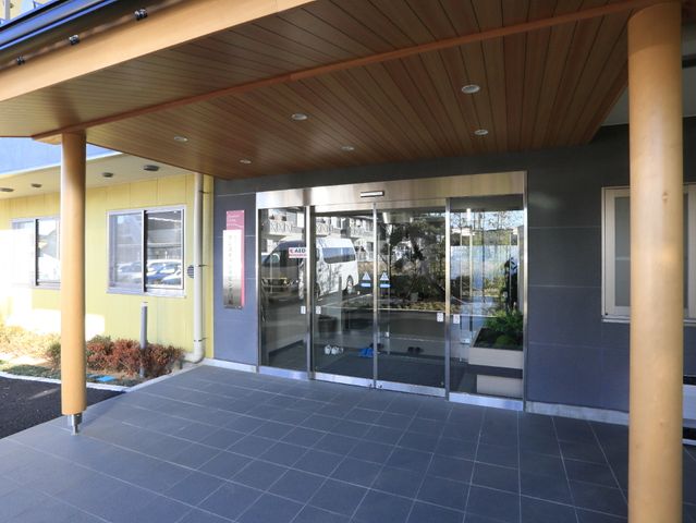 エントランスの外観 玄関 モダンなデザインのエントランスでは、明るい日差しが迎えてくれます。来訪者を温かく迎える雰囲気が感じられる空間です。