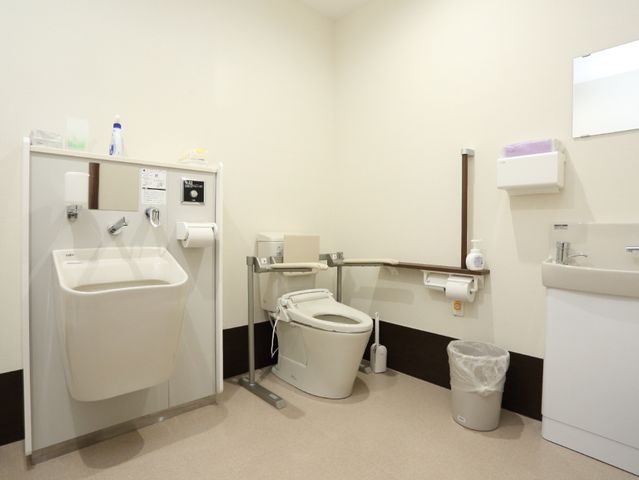 バリアフリーのトイレ空間 トイレ 安全に配慮した設備が整ったトイレです。手すりや広々としたスペースが確保され、安心して使える環境が整っています。