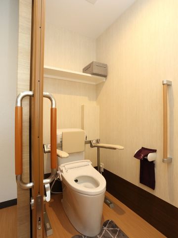 バリアフリー対応のトイレ トイレ 手すり完備で安全に配慮されたトイレ空間です。スタッフとして、利用者様のケアに役立てる環境が整っています。