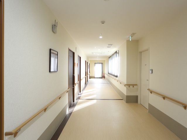 明るい広々とした廊下 廊下 廊下は明るく広がりを感じる構造で、日々の通行が快適に行えます。手すり付きで安心して歩行できる設計になっております。