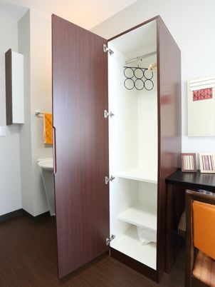 居室の開いたクローゼット