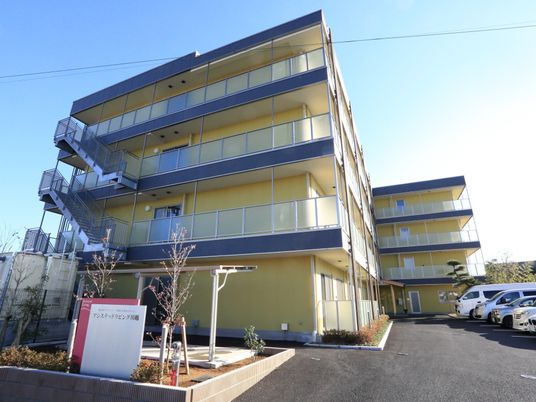 黄色い外壁の建物外観