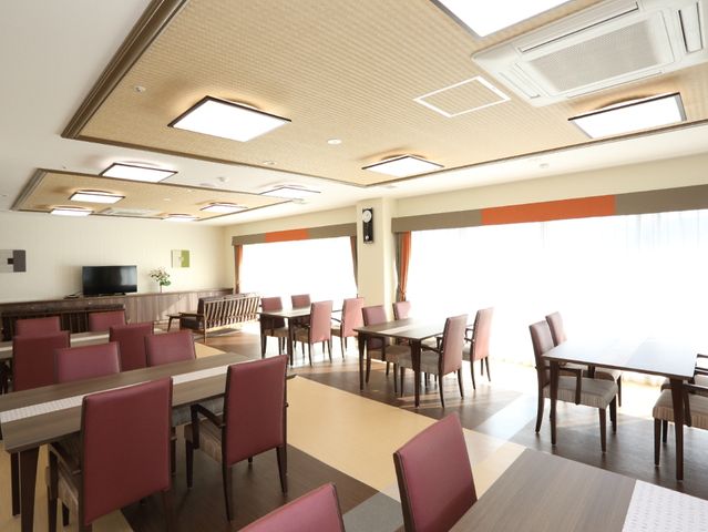 共用ダイニングスペース リビング 広々とした食堂では、住居者の皆さんが一緒に食事を楽しめる設計となっています。窓際には明るい光が差し込む、開放感のあふれる空間です。