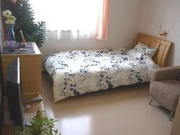 明るい居室の一角