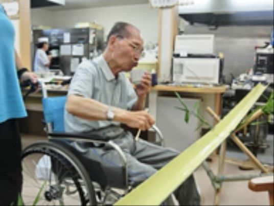 車椅子の利用者とスタッフ