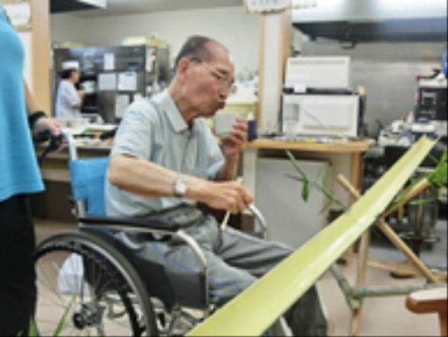 車椅子の利用者とスタッフ