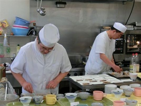 調理スタッフが働くキッチン