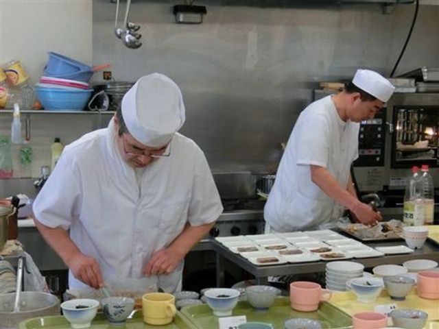 調理スタッフが働くキッチン