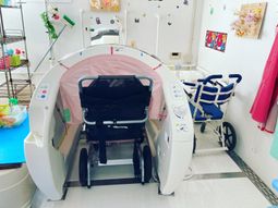 機能訓練器具が並ぶ空間