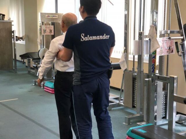 サポート中の訓練室 機能訓練室 明るい空間での機能訓練中です。トレーナーによるサポートで安心して取り組めます。