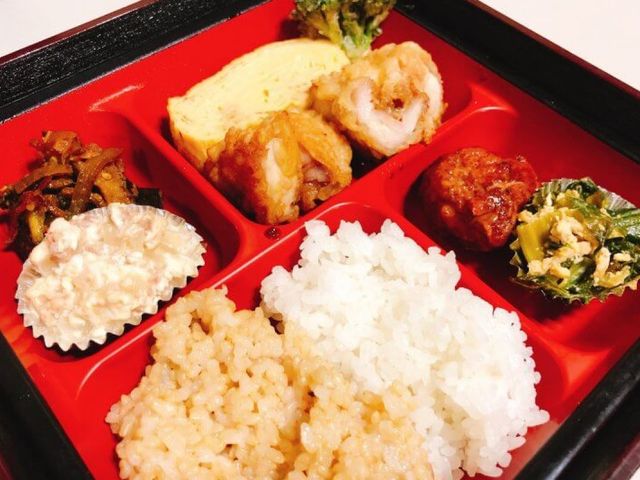 彩り豊かな料理のプレート 料理 バランスの取れた料理が提供されるため、健康的な食生活を支える環境です。
