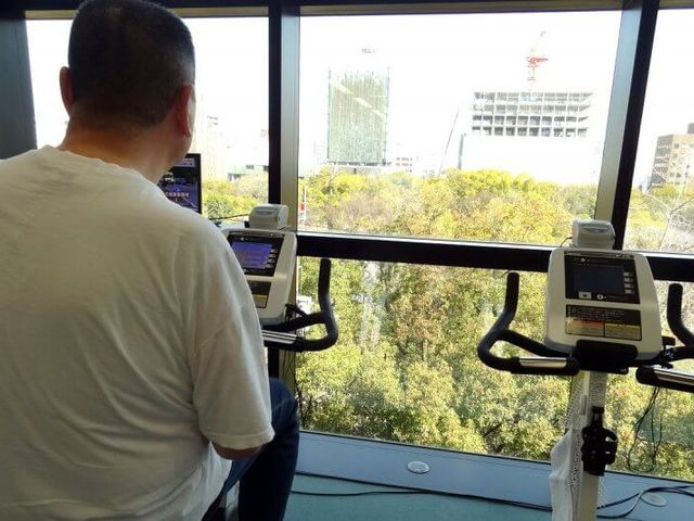 明るい機能訓練室 機能訓練室 大きな窓から自然光が差し込む、運動に最適な空間です。トレーニングしながら外の景色も楽しめます。