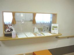 受付カウンターと情報掲示