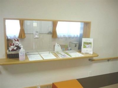 受付カウンターと資料