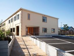 明るい日ざしの施設外観