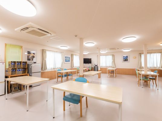 自然光で明るい部屋内部