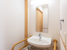 手すり付きの洗面所