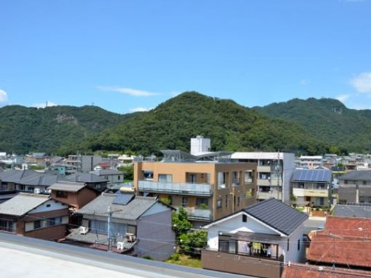 緑豊かな環境の外観