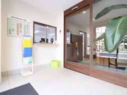 明るいエントランスの様子