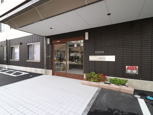 エントランスと看板の外観