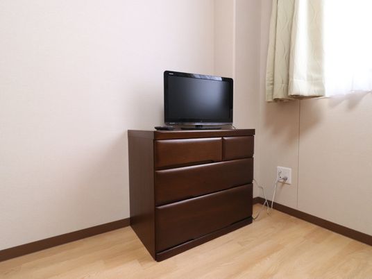 シンプルな居室のテレビ