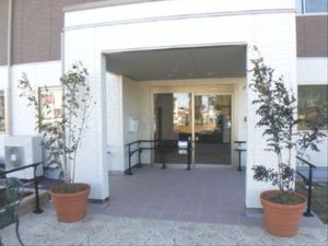 エントランス前の明るい景色