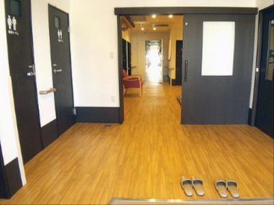 清潔な木目調の廊下