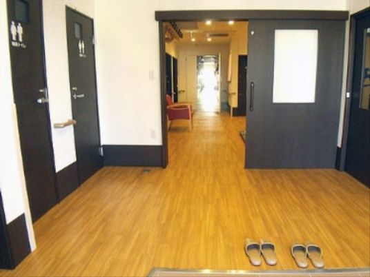 清潔な木目調の廊下