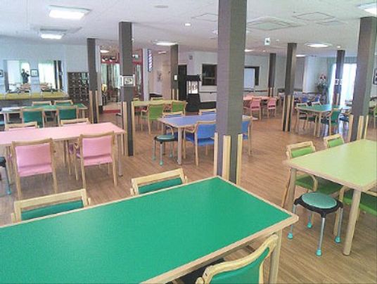 カラフルな椅子の食堂