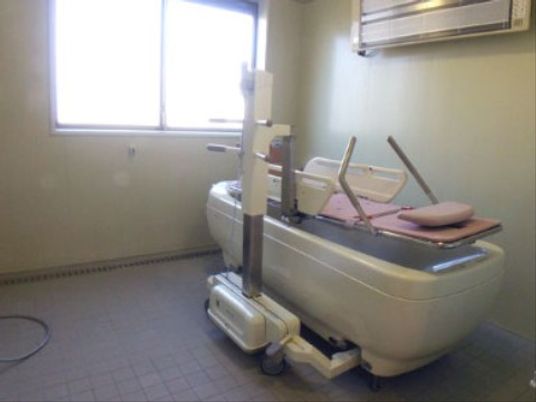 バリアフリー設計の浴室