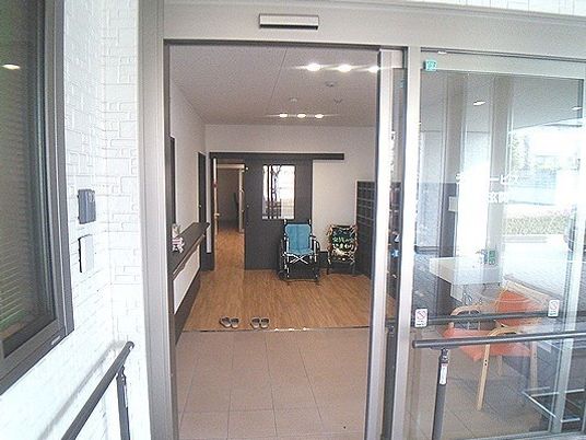 エントランスの広々とした空間