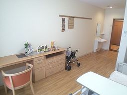 明るい居室の一角
