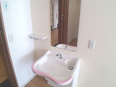 洗面台とミラーの設備