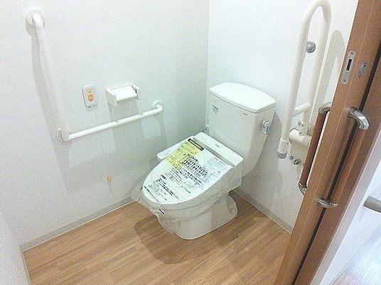 バリアフリー設計のトイレ