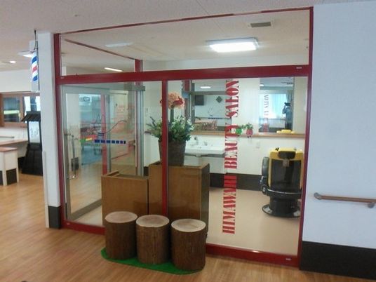 赤い枠の透明な扉とスペース