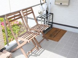 エントランスに木製ベンチ