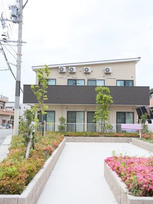 新緑が心地よい外観