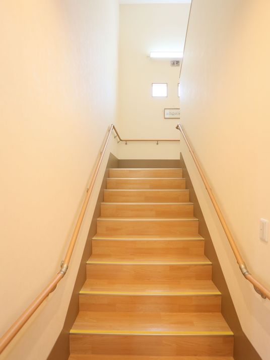 階段と手すりのある廊下