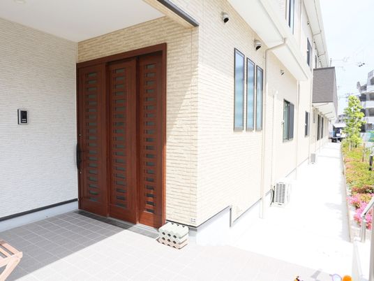 明るい建物の玄関