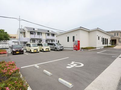 外観と駐車場の様子