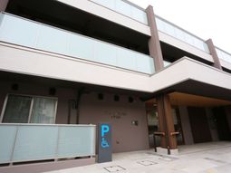 シックな外観の建物