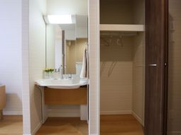 洗面台とクローゼットの室内