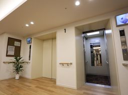 明るい廊下とエレベーター