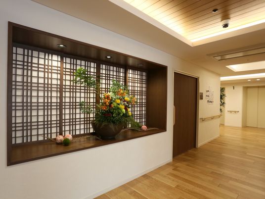 廊下に設置された和風の飾り棚