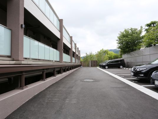 施設の外観と駐車場